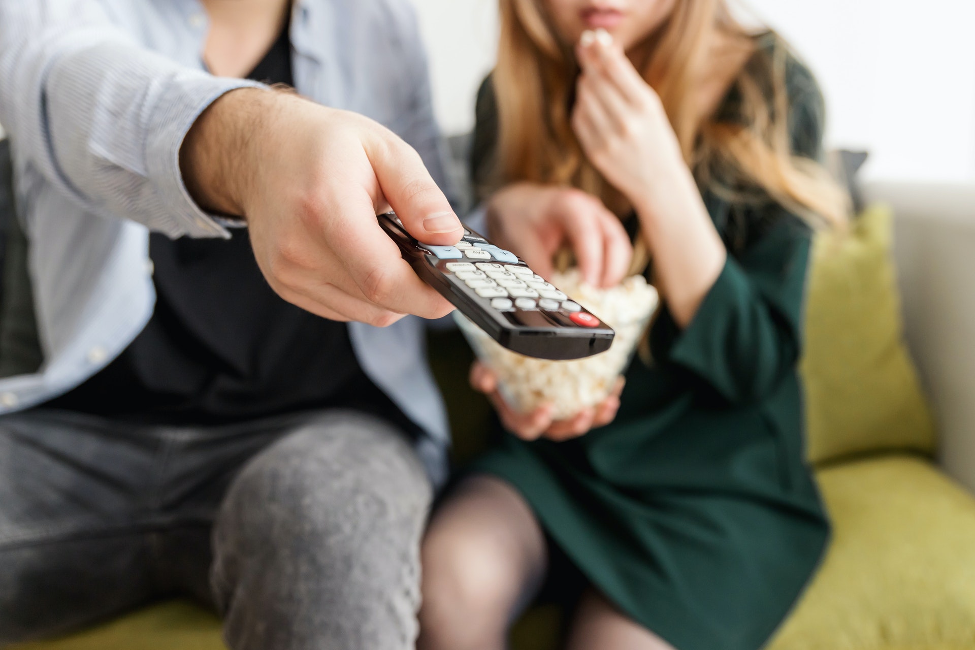 Maar je hoeft niet bang te zijn dat er in de zomer niets op televisie is. Steffie heeft voor jou leuke kijktips voor de zomer.